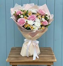 Букет цветов из:  Гвоздики, Орхидеи и Розы в Ходзь