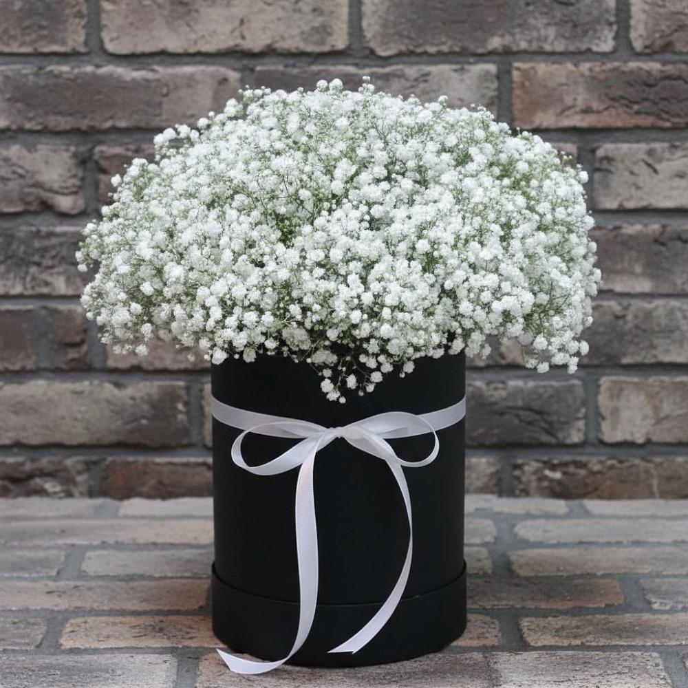 Цветочная композиция из Гипсофила в шляпной коробке в Ходзь