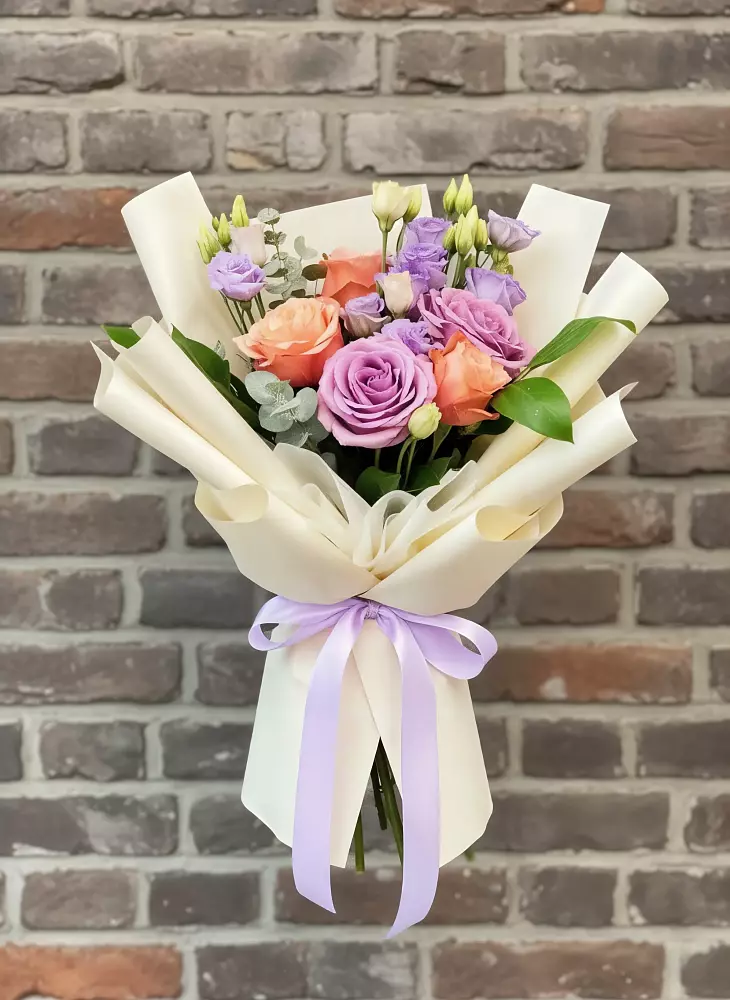 Букет цветов из: Лизиантусы и Розы в Ходзь