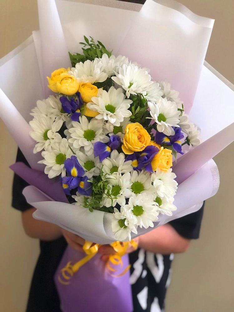 Букет цветов из: Ирисы, Хризантемы и Розы в Ходзь