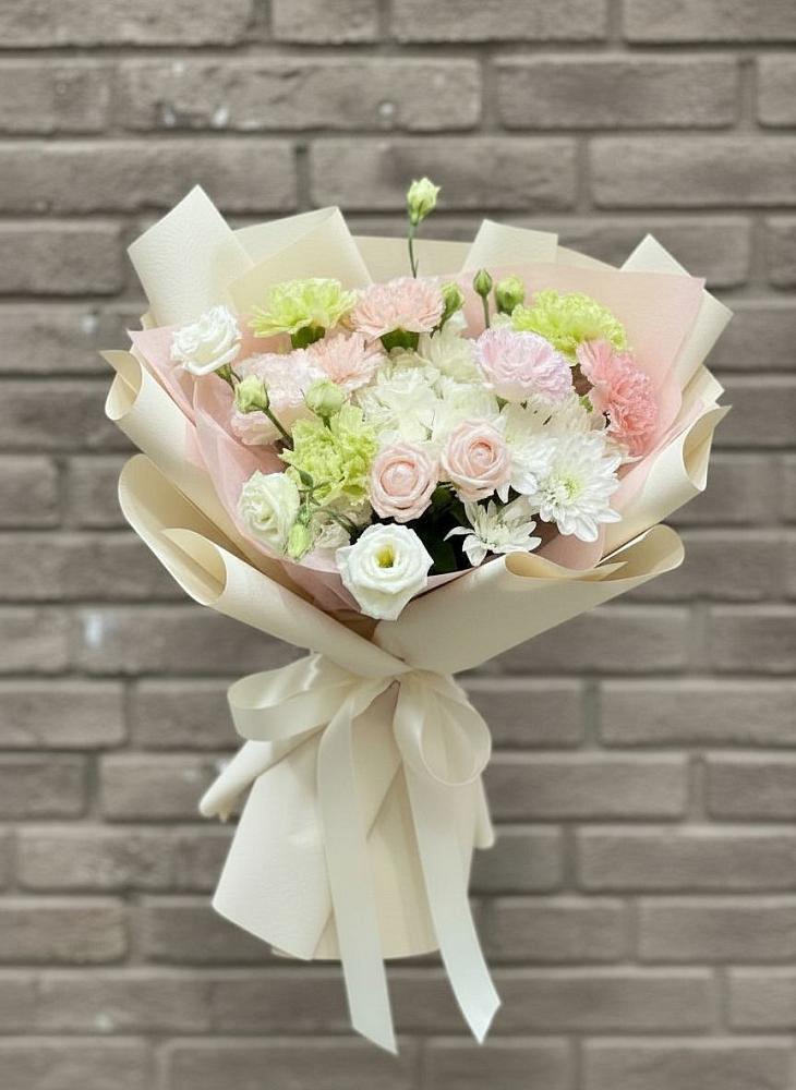 Букет цветов из: Гвоздики, Розы, Лизиантусы и Хризантемы в Ходзь