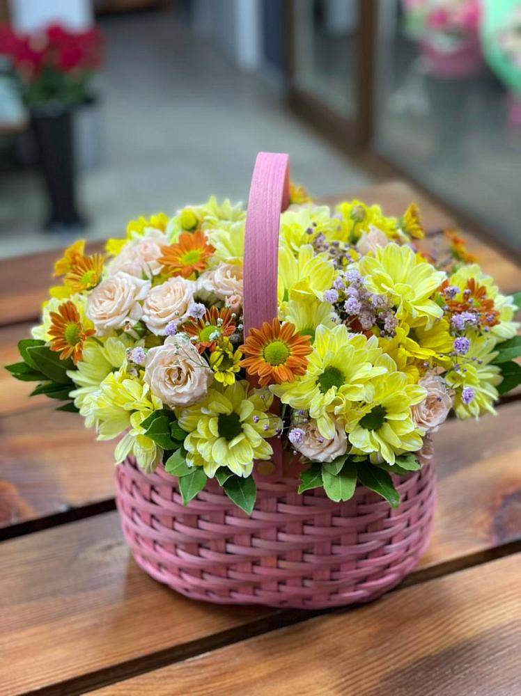 Цветочная композиция из Хризантемы и Розы в корзине в Ходзь