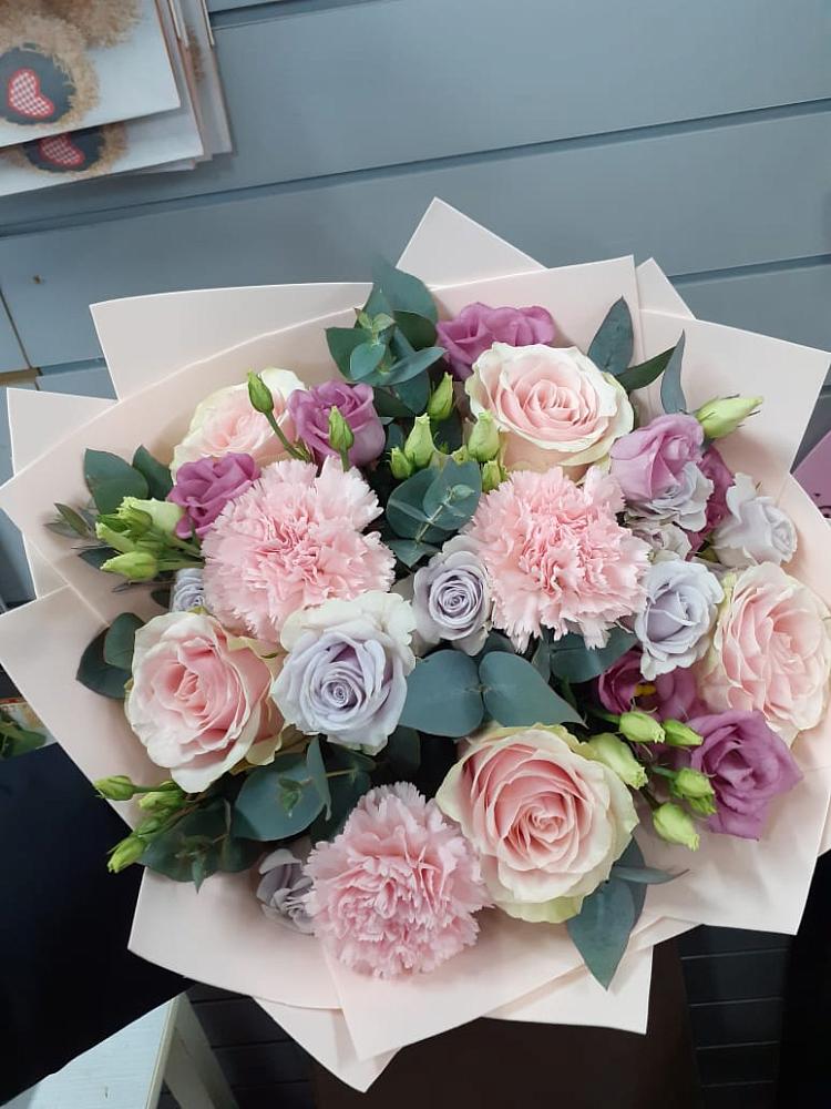 Букет цветов из: Розы, Гвоздики и Лизиантусы в Ходзь