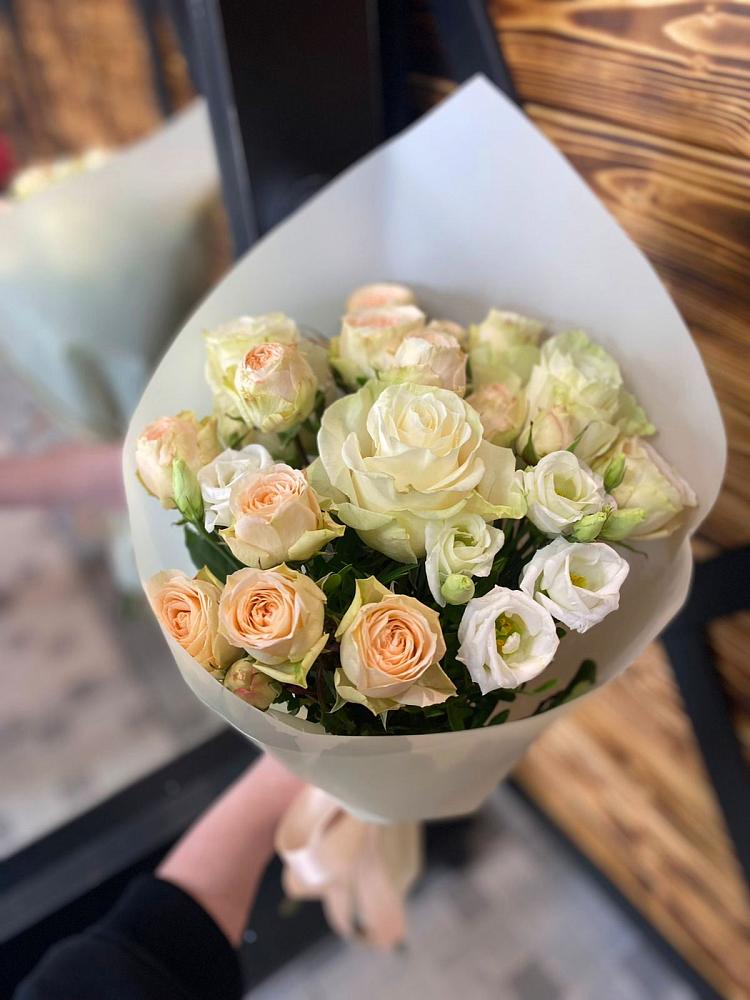 Букет цветов из: Розы и Лизиантусы в Ходзь